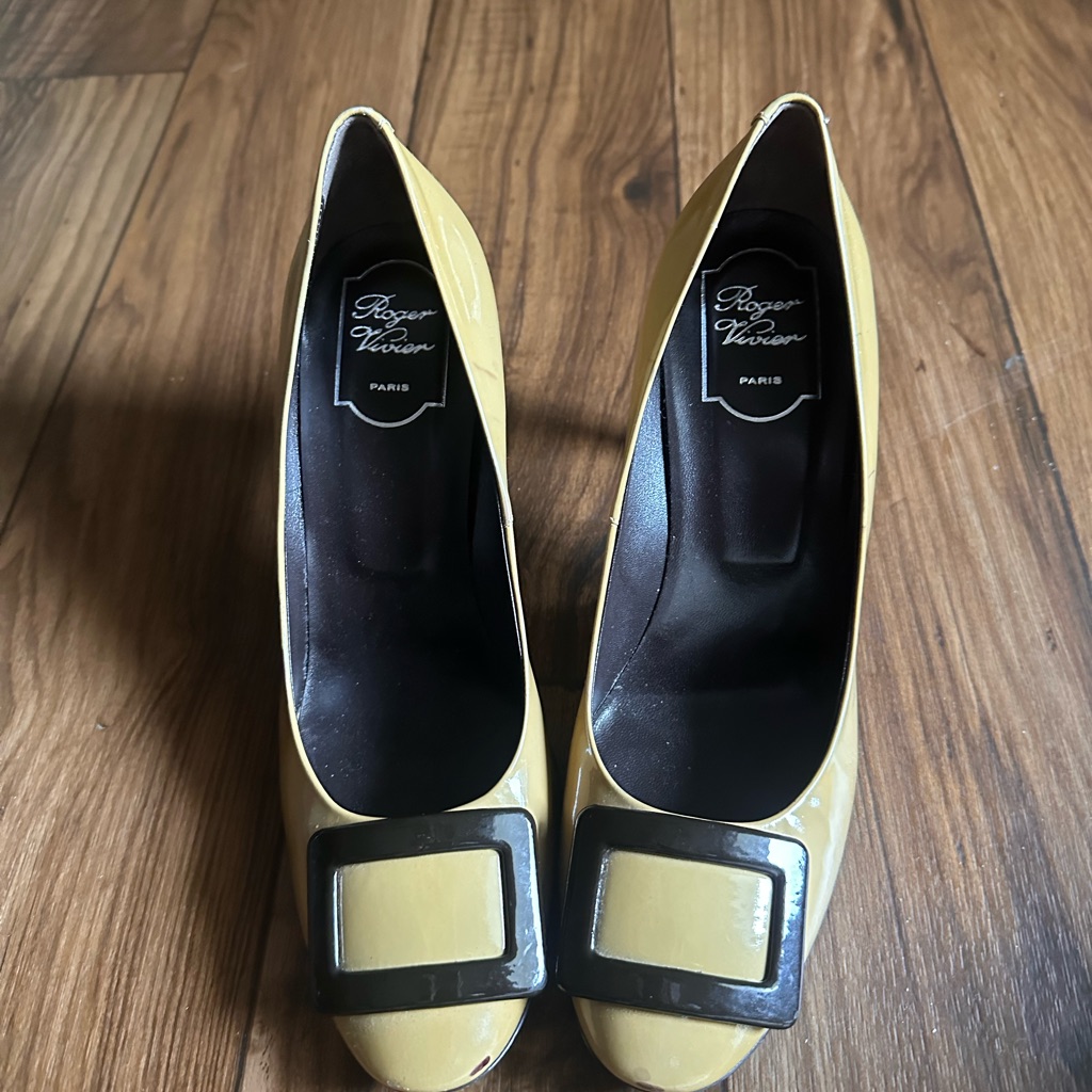 Roger Vivier Beige Patent Leather Pumps W/ Buckle, Size 39.5, 9
